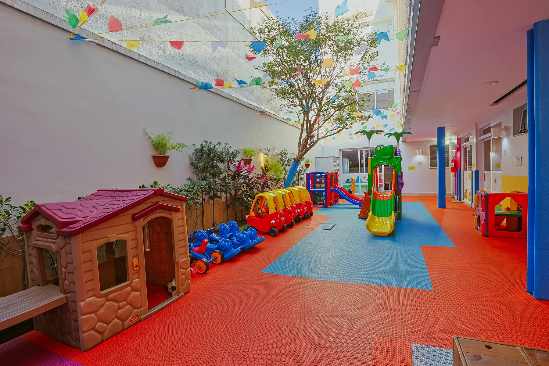 Pátio colorido da Global Tree Botafogo com brinquedos infantis