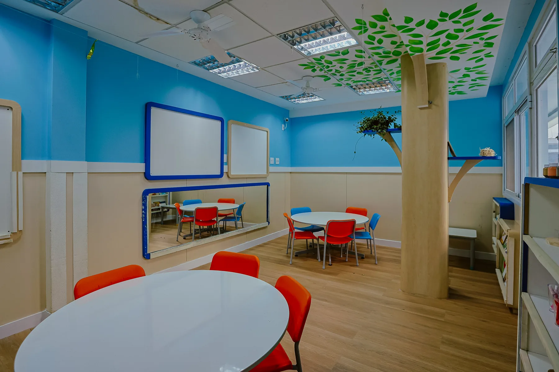 Sala Steam azul com mobiliário infantil