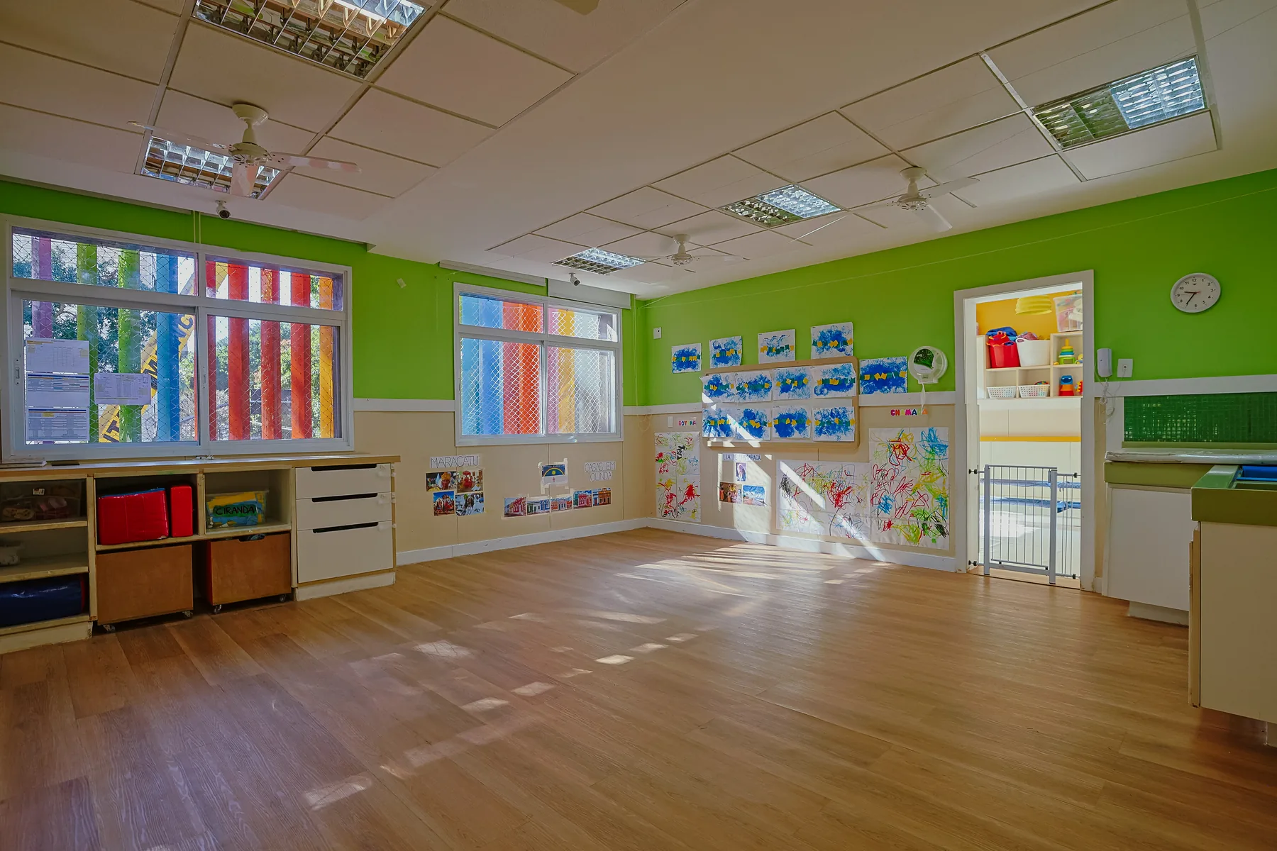 Sala ampla e iluminada com materiais pedagógicos