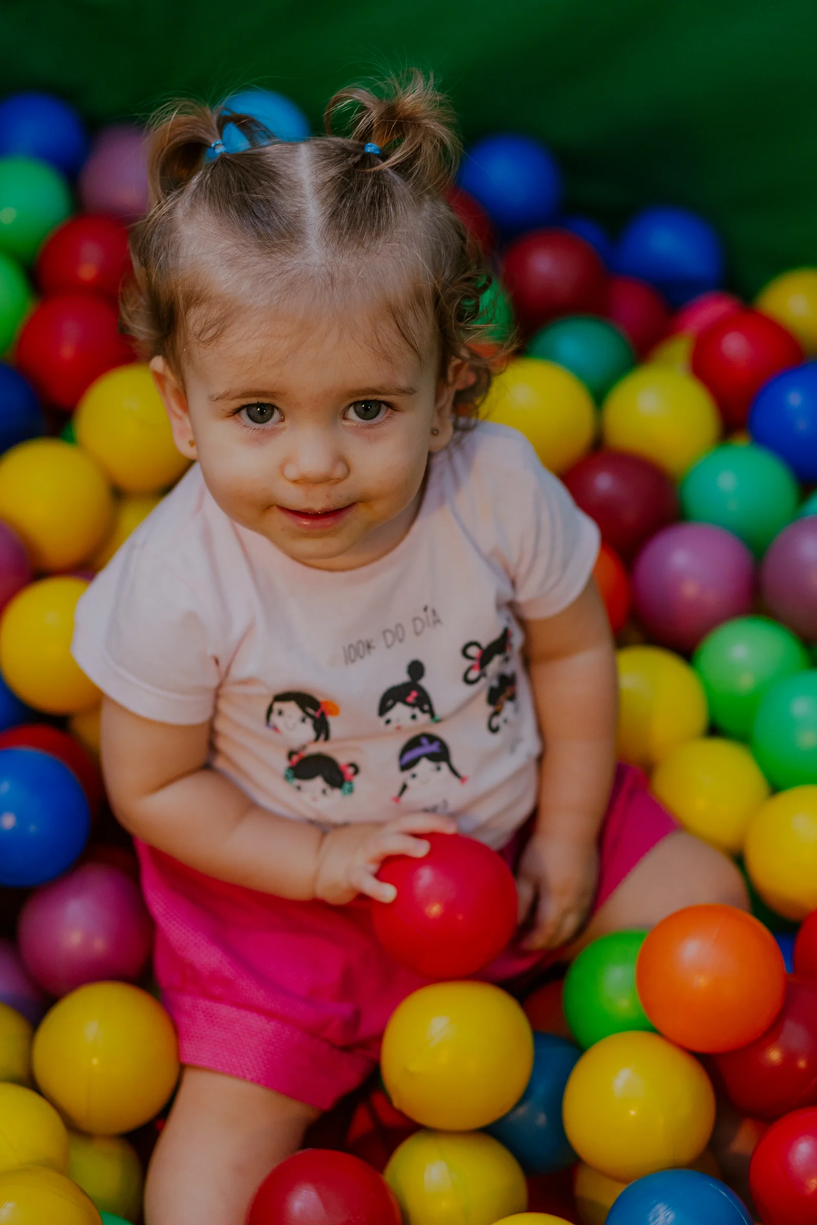 Bebê brincando na piscina de bolinhas do berçário