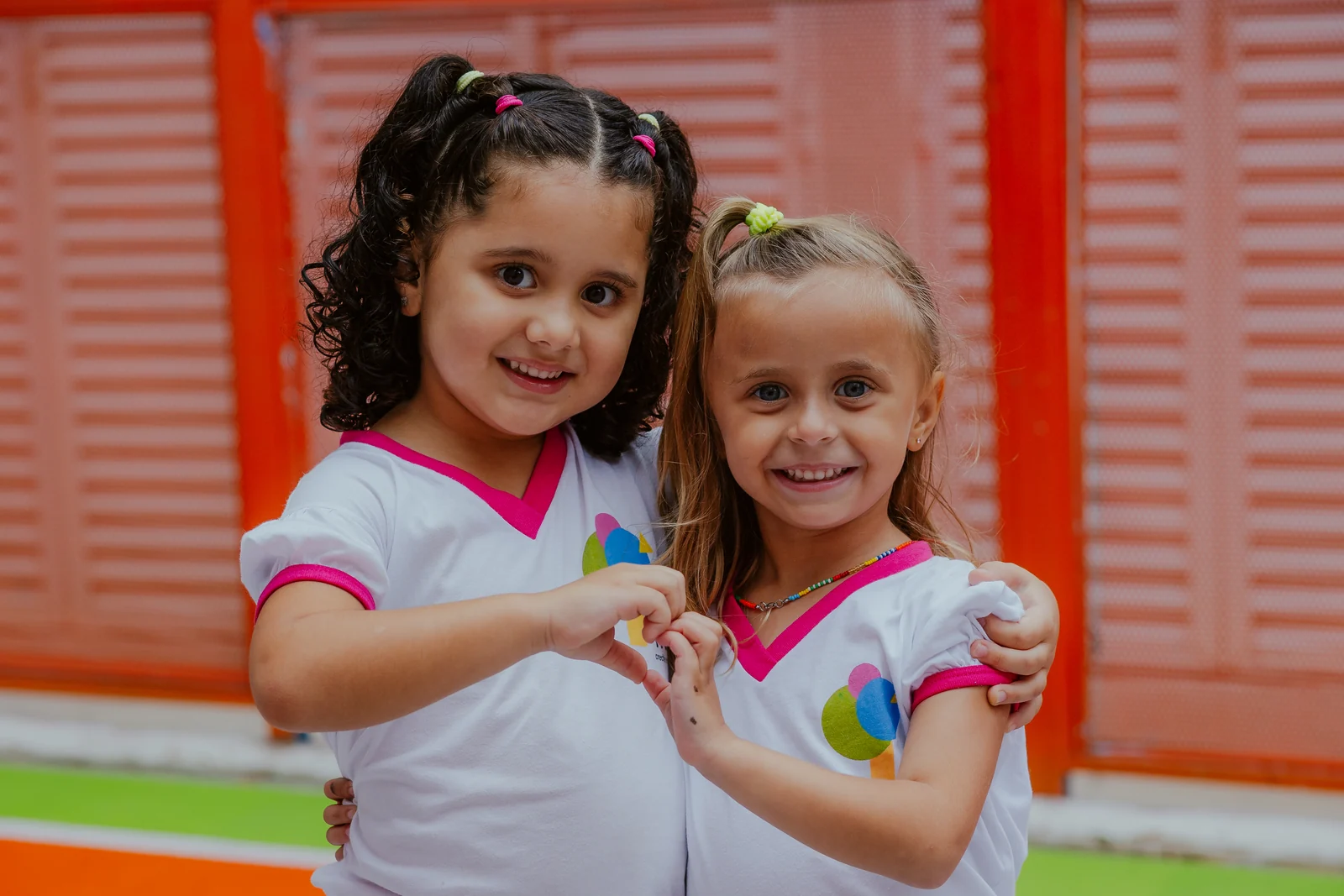 Duas alunas da pré-escola juntas no pátio